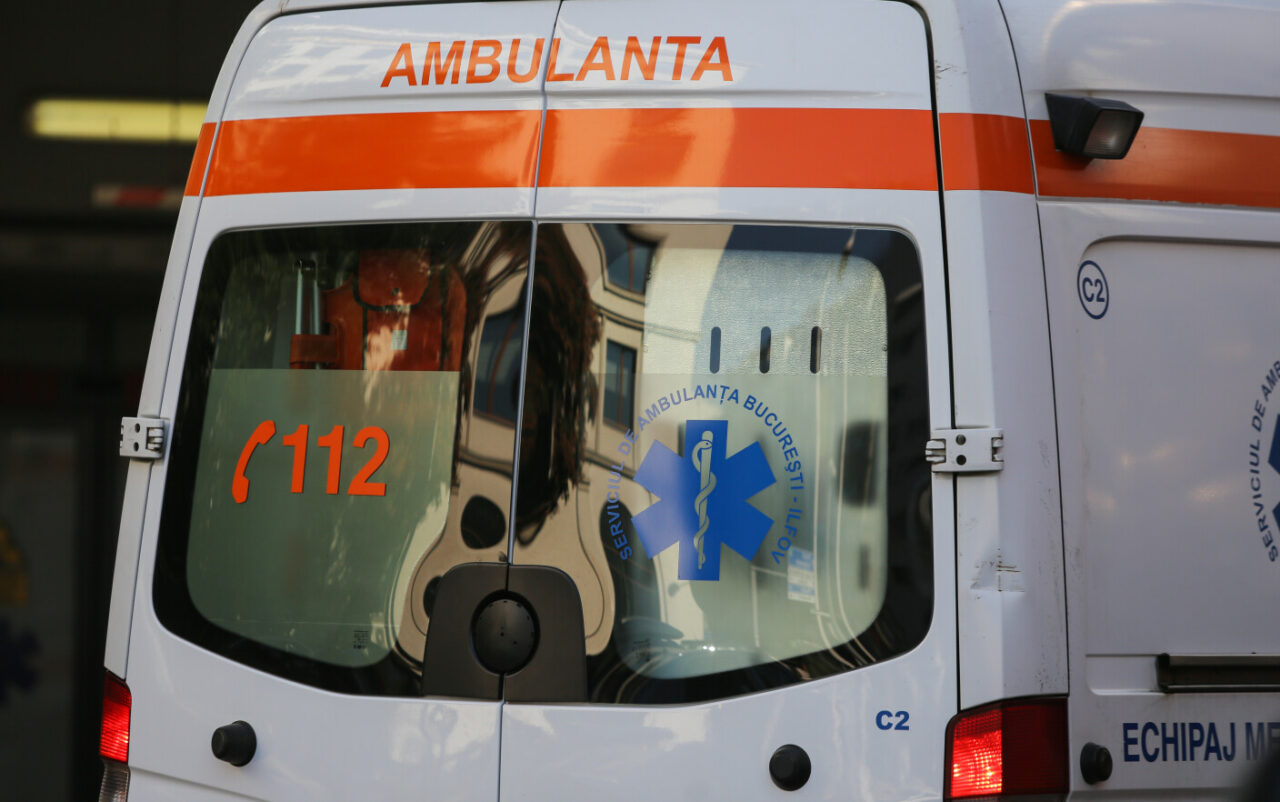 Elevă de 17 ani din Neamț, transportată la SPITAL după ce a căzut în gol de la 5 metri. Ea încerca să evadeze din internat