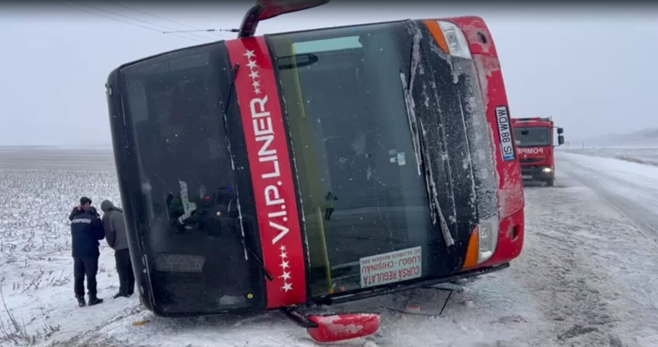 VIDEO | ACCIDENT teribil în Vaslui. Autocar cu 40 de pasageri, răsturnat pe DN24!