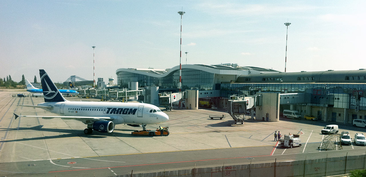 UPDATE | FOTO: Alertă pe Aeroportul Otopeni: Un român și-a tăiat venele cu o lamă pe care și-o ascunsese în gură / Reacția TAROM