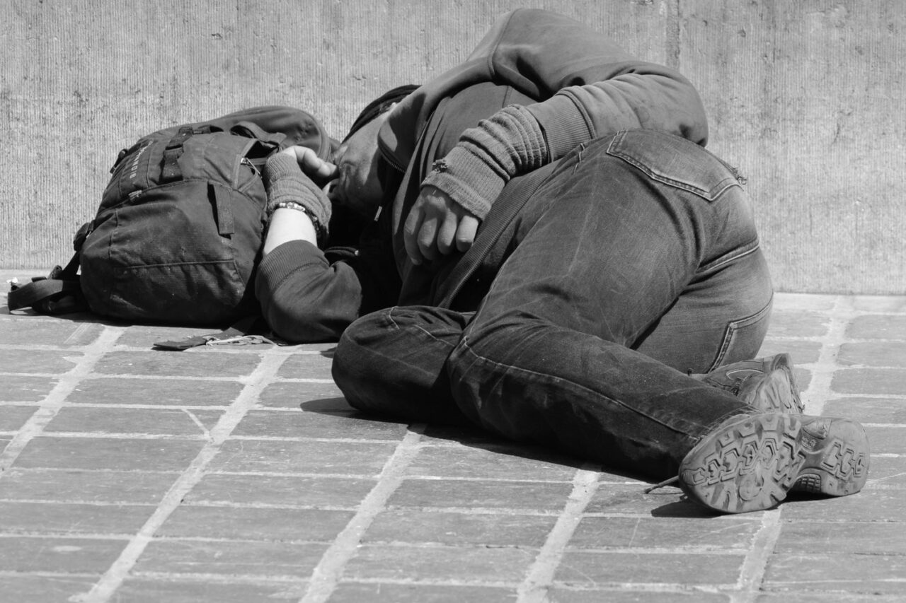 Român, mort de frig, pe o bancă, lângă o stație de metrou din Roma/Bărbatul de 52 de ani ajunsese om al străzii