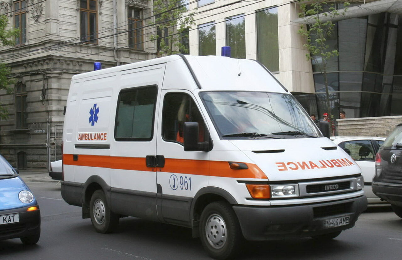 Tavanul unei bănci din Dej s-a PRĂBUȘIT. Trei persoane au fost rănite/Poliția a deschis anchetă