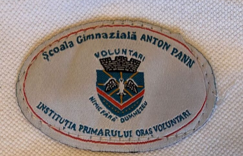 Treningurile și uniformele elevilor din Voluntari, ștanțate cu „INSTITUȚIA PRIMARULUI”, cumpărate de la o firmă cu un singur angajat