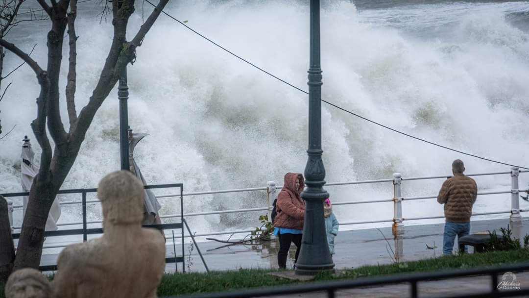 Litoralul Mării Negre, devastat de ciclonul FEDERICO. Fenomenul „storm surge” provoacă valuri de mărimea unui bloc cu 3 etaje