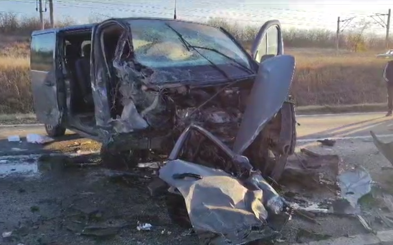 FOTO-VIDEO  | Grav accident de circulație între o mașină și un microbuz, în Galați: Trei oameni au murit, opt au fost răniți / Planul roșu, activat