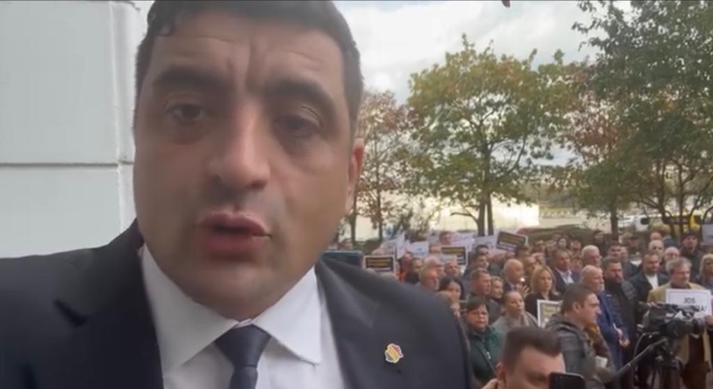 VIDEO | AUR protestează în fața CNA/ George Simion acuză că este cenzurată Caravana Medicală