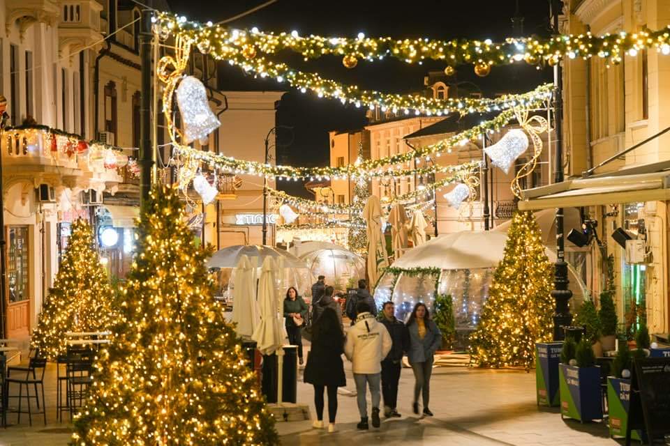 Primele IMAGINI cu târgul de Crăciun de la Craiova. S-au făcut probe la iluminatul festiv