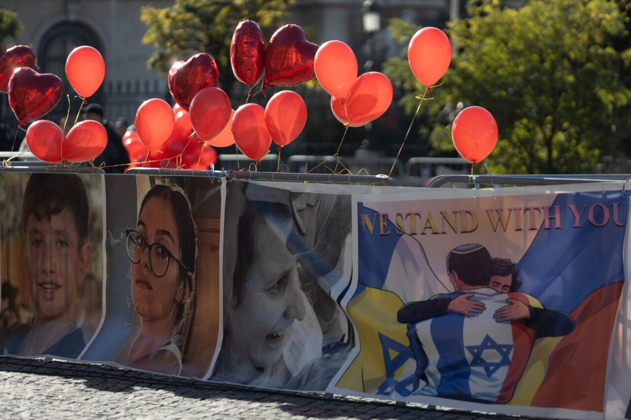 FOTO | Miting de solidaritate cu ostaticii luați de Hamas, organizat la București. Oamenii au adus ursuleți de pluș și fotografii