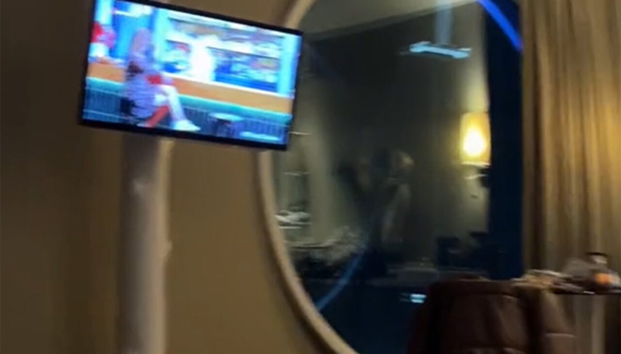 Două turiste au rezervat o cazare într-un hotel de lux din Amsterdam. Ce au găsit în mijlocul camerei: „Jocurile foamei”