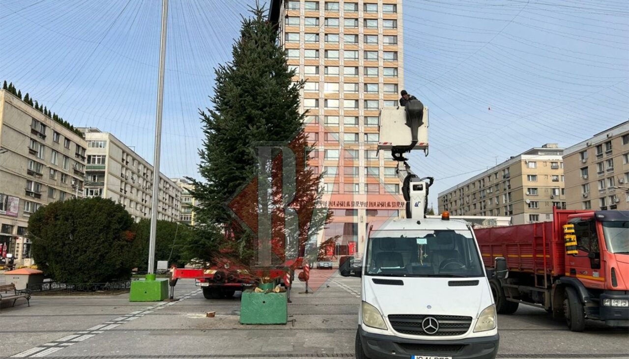 De râsul României! Cum arată bradul de Crăciun montat în Piața Unirii din Iași. Localnicii au crezut că e o glumă
