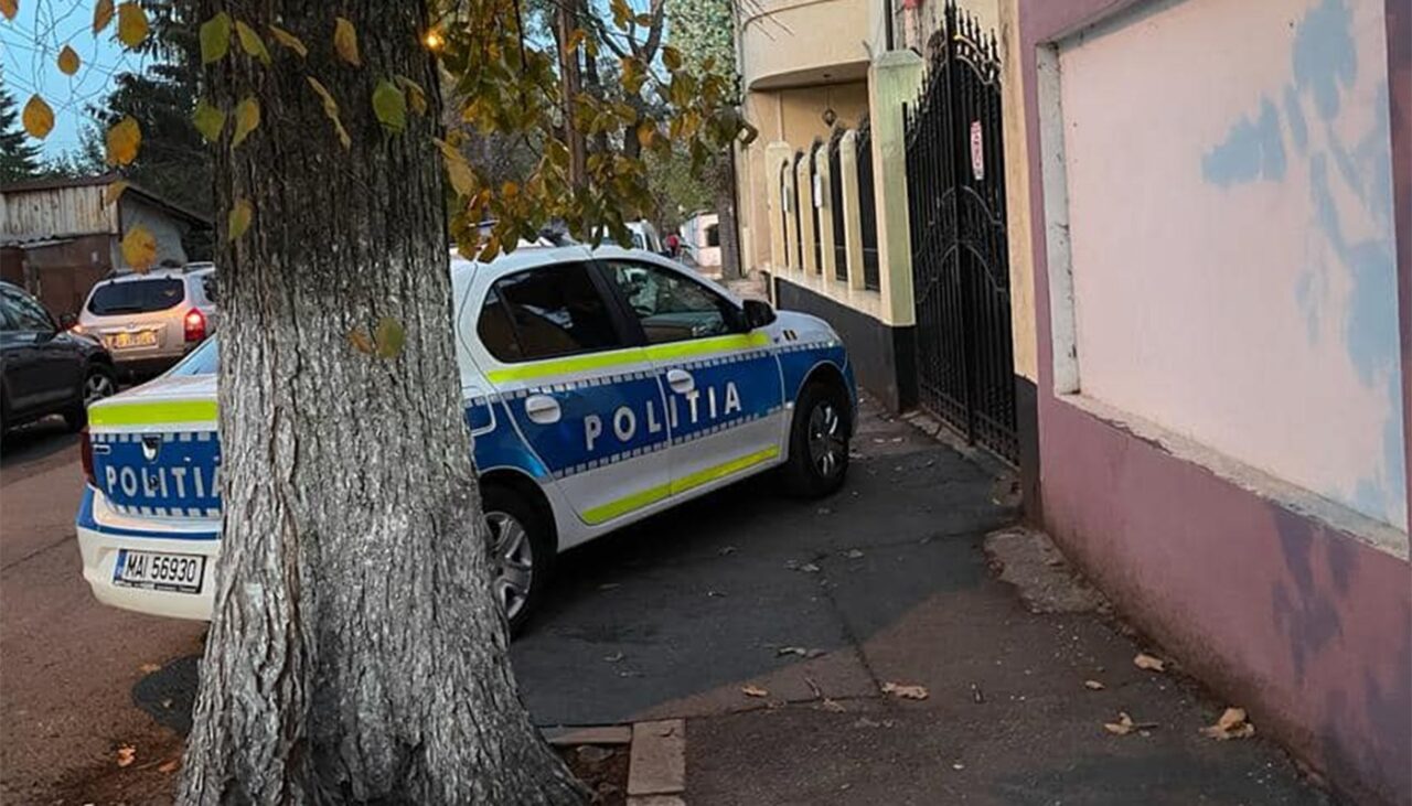 Mai rar așa ceva! Cum s-a răzbunat un bucureștean pe o mașină de Poliție parcată exact în dreptul ieșirii dintr-o curte