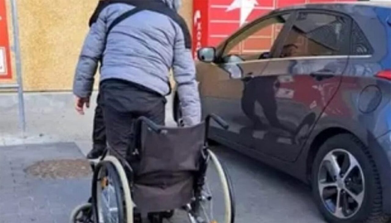 „Minune” în Ploiești! Ce i-a răspuns un cerșetor „mut” unei femei, după ce a refuzat să îi dea bani în parcarea unui supermarket