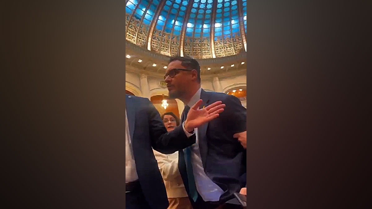 VIDEO | Îmbrânceli în sală, invective la tribună / Parlamentarii s-au gratulat cu: milițian reșapat, prostule, trădător