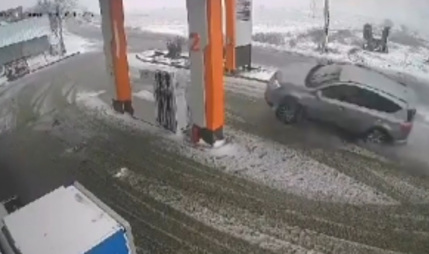 VIDEO | O șoferiță a fost la un pas de TRAGEDIE după ce a „zburat” printr-o stație PECO din cauza derapajului pe gheață