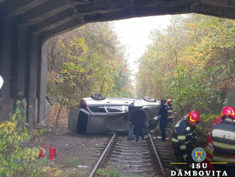 Un șofer în vârstă de 80 de ani a CĂZUT cu mașina de pe un pod și a ajuns pe calea ferată. Accidentul a avut loc în județul Dâmbovița