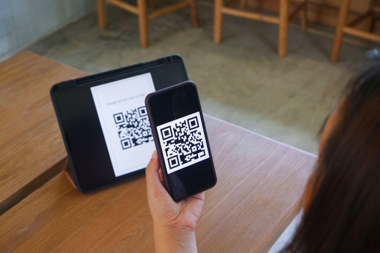 Ministerul Educației vrea să pună CODURI QR pe actele de studii. Ce prevede un proiect de lege supus consultării publice
