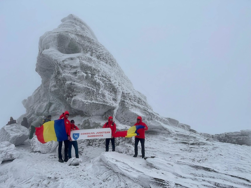Sute de temerari au urcat pe platoul Bucegi pe viscol să vadă „Piramida Soarelui”. Trei dintre ei erau să vadă moartea