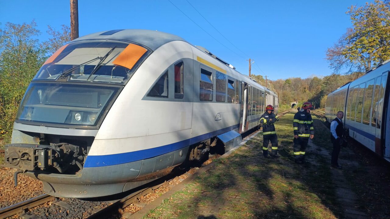 Un tren cu 100 de pasageri la bord A LUAT FOC, pe ruta Iași-Tecuci. La fața locului a fost trimis și un echipaj pentru transportul victimelor multiple