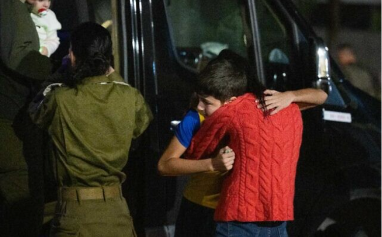 Emoționant! Momentul în care mai mulți copii ostatici eliberați de Hamas și-au revăzut familia / Sursa foto: IDF