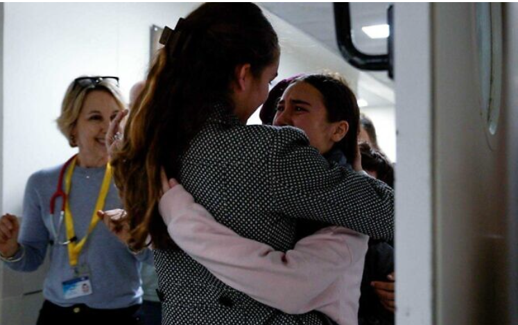 Emoționant! Momentul în care mai mulți copii ostatici eliberați de Hamas și-au revăzut familia / Sursa foto: IDF