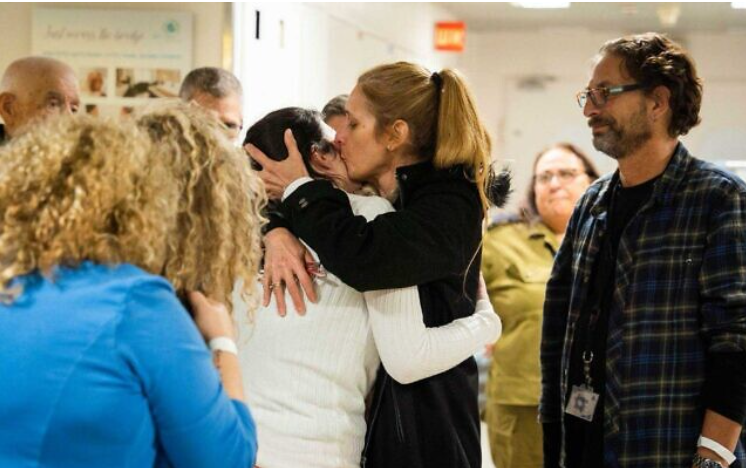 Emoționant! Momentul în care mai mulți copii ostatici eliberați de Hamas și-au revăzut familia / Sursa foto: IDF