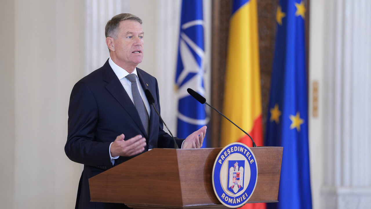 VIDEO | În ajun de 1 Decembrie, Klaus Iohannis decorează cercetători, profesori și școli / “Mi-a făcut mare plăcere să vă decorez”