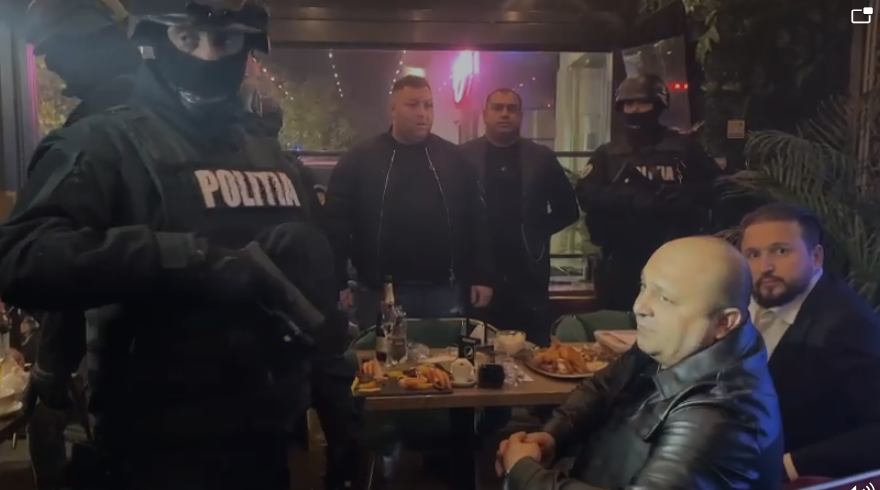 VIDEO: DIICOT descinde la cea mai periculoasă grupare din România. Membri ai Clanului Caran, ridicați în timpul unei petreceri