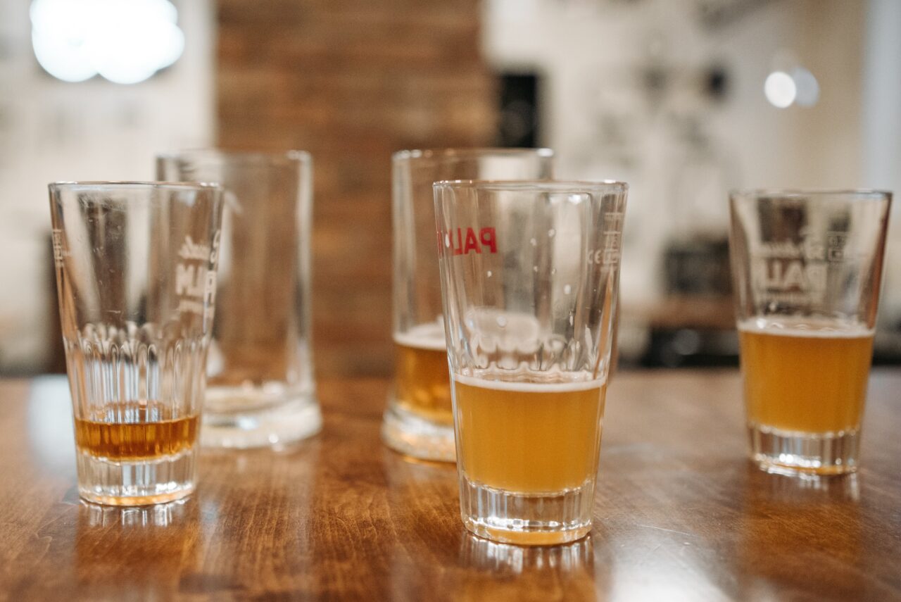Ireal! Berea fără alcool conține, de fapt, alcool. Ce spun specialiștii
