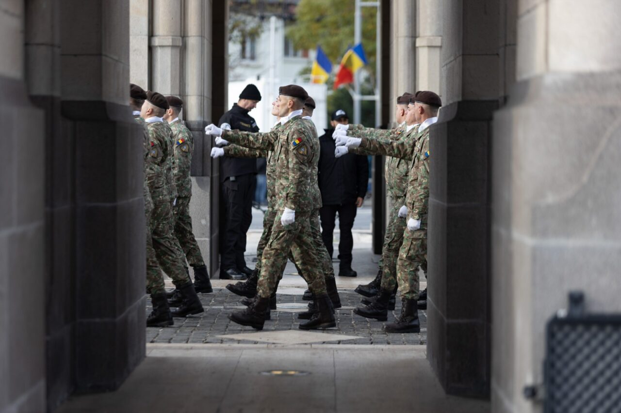 Repetiții pentru parada de 1 Decembrie. Participă 2.500 de militari și specialiști din MApN, MAI, SRI, STS şi ANP