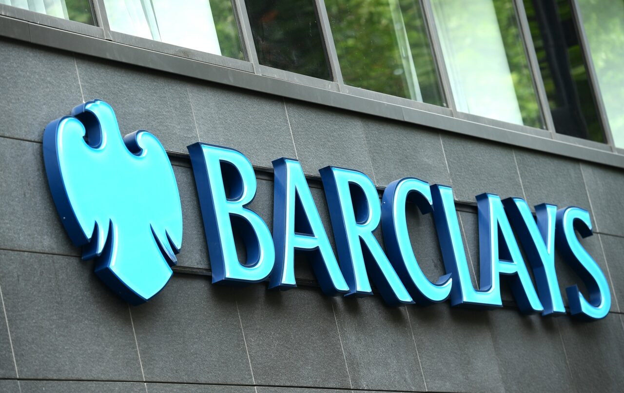 Banca multinațională Barclays ar putea renunța la mii de clienți ai diviziei de investiții