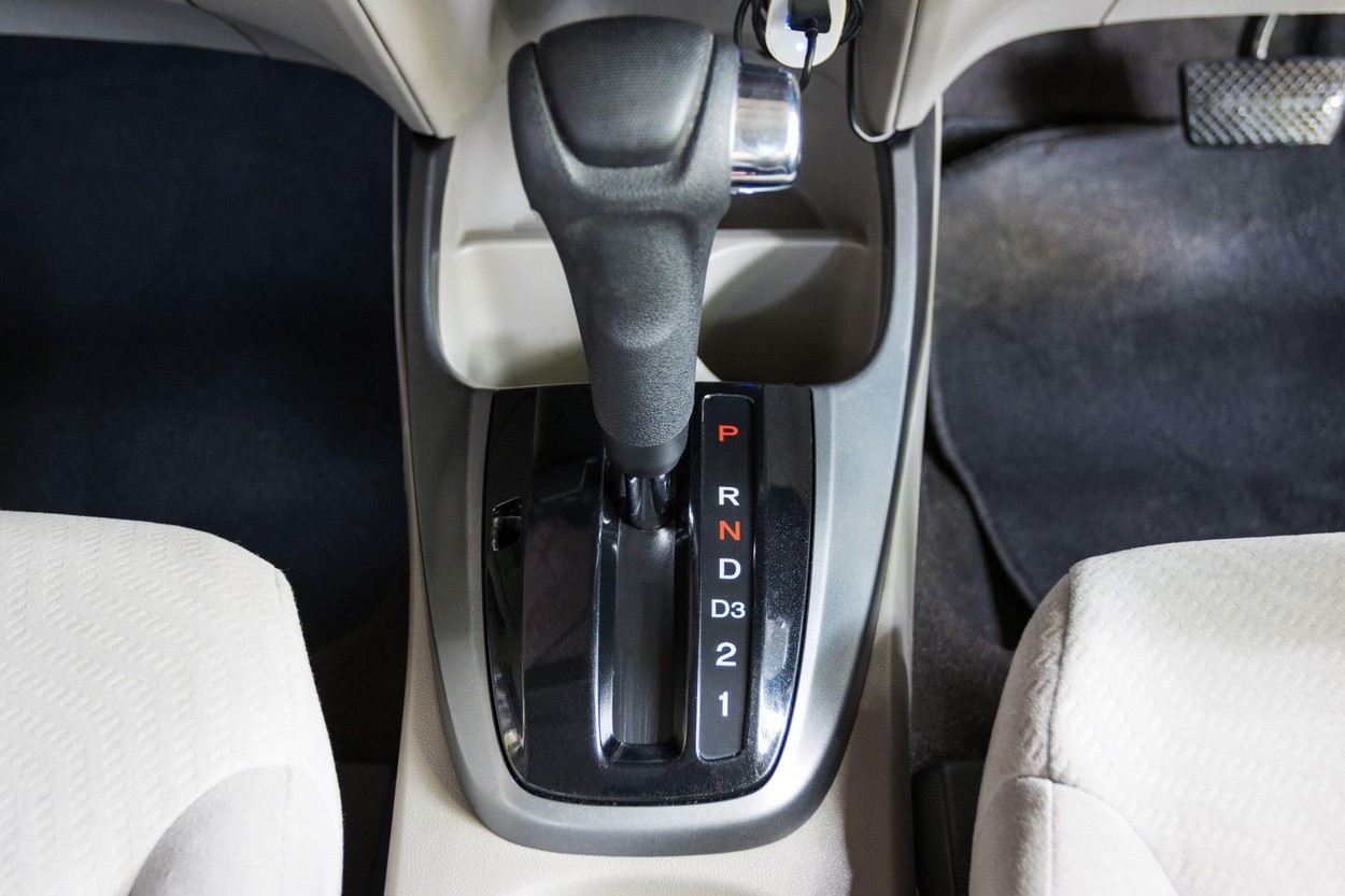 Ce RISCĂ șoferii care au făcut școala pe cutie automată, dar conduc o mașină cu transmisie manuală. Legea din România face distincție între acestea
