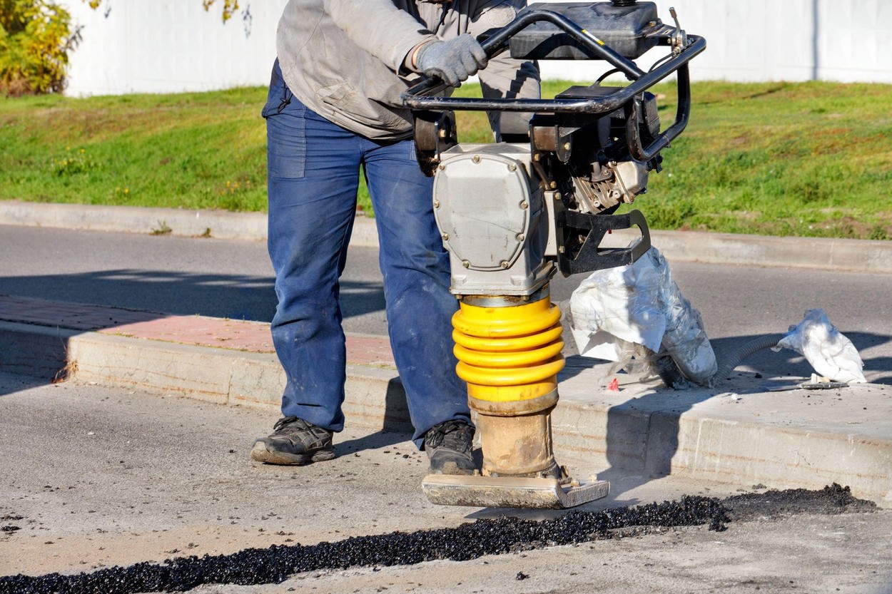 „Dorel” lovește din nou. A lăsat un cartier întreg din Hunedoara în beznă după ce a tăiat cablurile electrice și apoi le-a betonat. „Ieșeau flăcări”