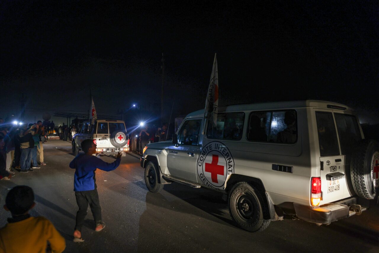 VIDEO | Grupul Hamas a eliberat 13 ostatici israelieni, zece thailandezi și un filipinez / Israelul a transferat 39 de palestinieni în Fâșia Gaza