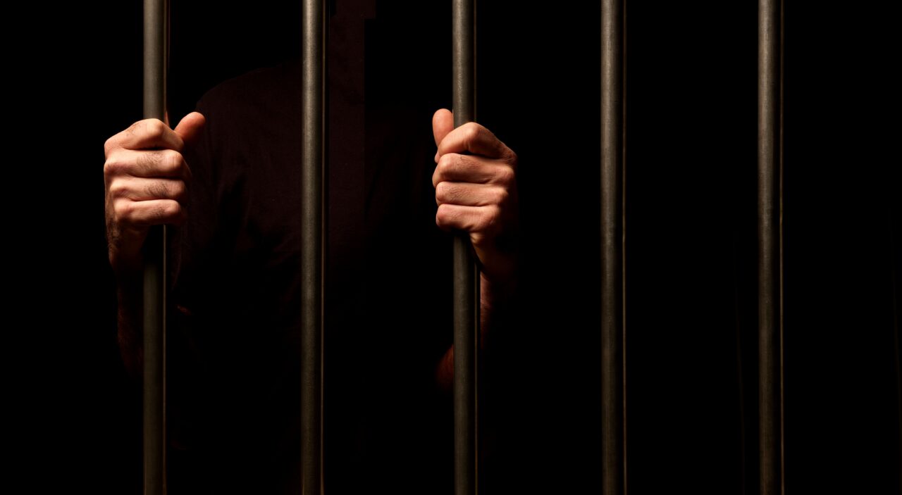 Un DEȚINUT din Penitenciarul Bistrița s-a urcat pe acoperișul închisorii, cu un cuțit asupra sa. A urmat o scenă desprinsă din filme