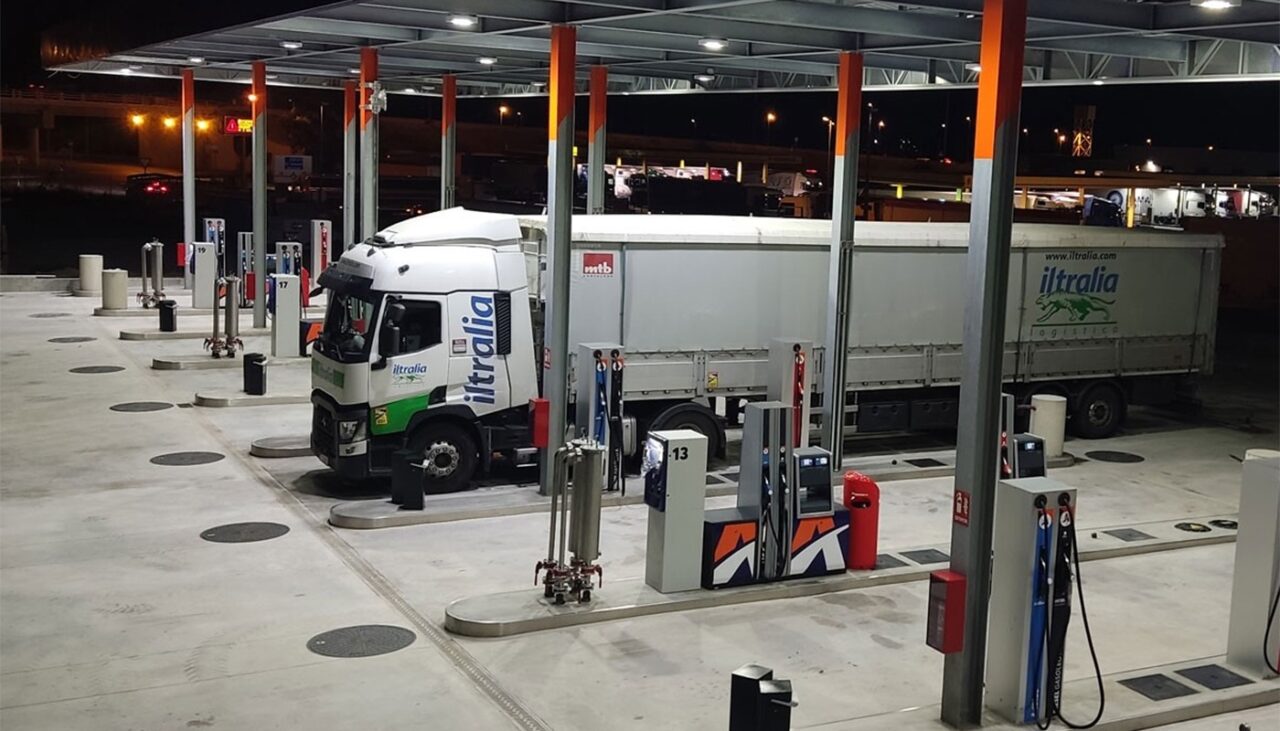Ce a făcut un șofer de TIR, după ce a realizat că a alimentat cu benzină, în loc de motorină. Angajații stației au chemat imediat Poliția