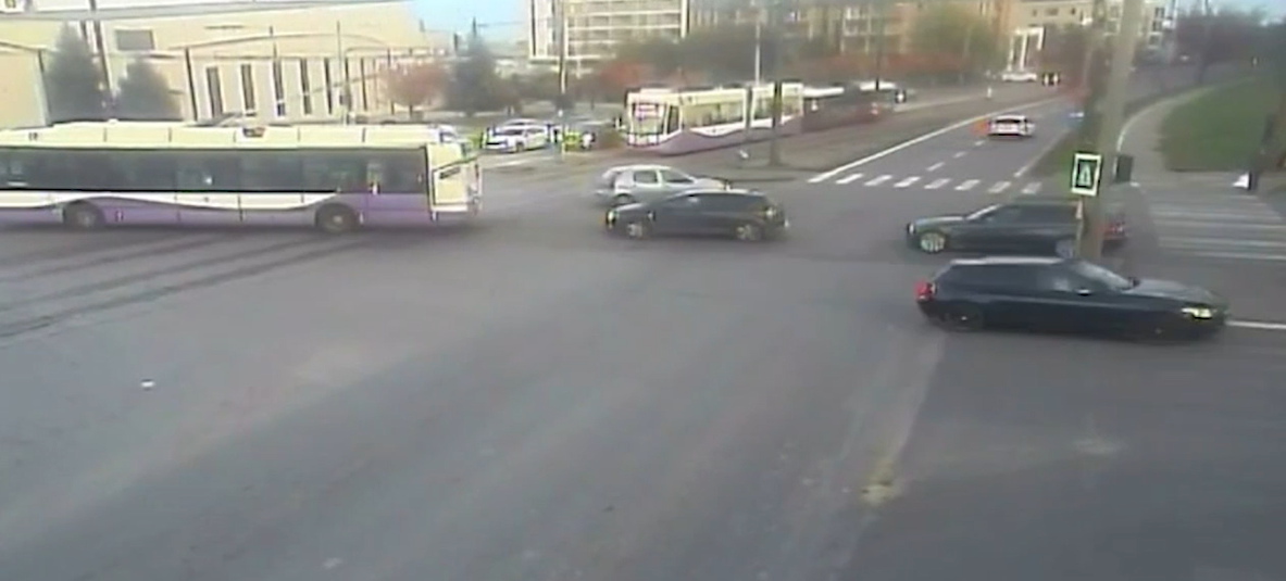 VIDEO. Momentul în care două tramvaie se ciocnesc în Timișoara. O femeie de 57 de ani și o adolescentă de 17 ani au ajuns la spital