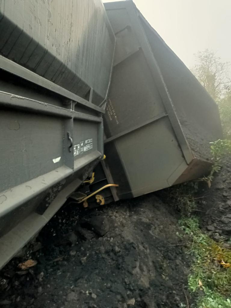 UPDATE: Trafic feroviar TEMPORAR OPRIT în Mehedinți. Cinci cisterne cu bezină au deraiat. Piederi de combustibil, pericol de EXPLOZIE
