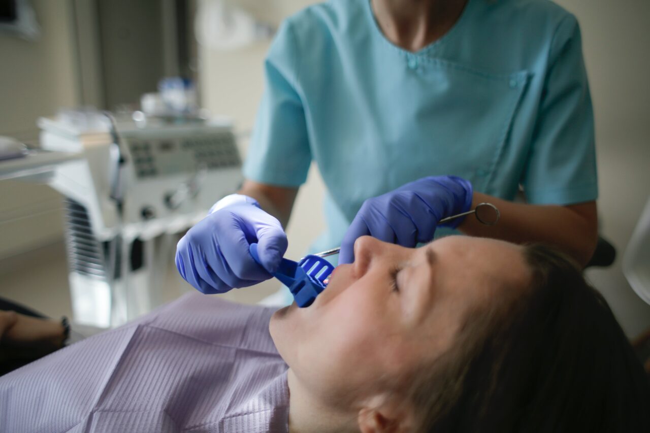The Sun: Un model CELEBRU pe Instagram dezvăluie cum fost violată de dentistul ei, după ce acesta a drogat-o și a răpit-o de pe scaunul stomatologic
