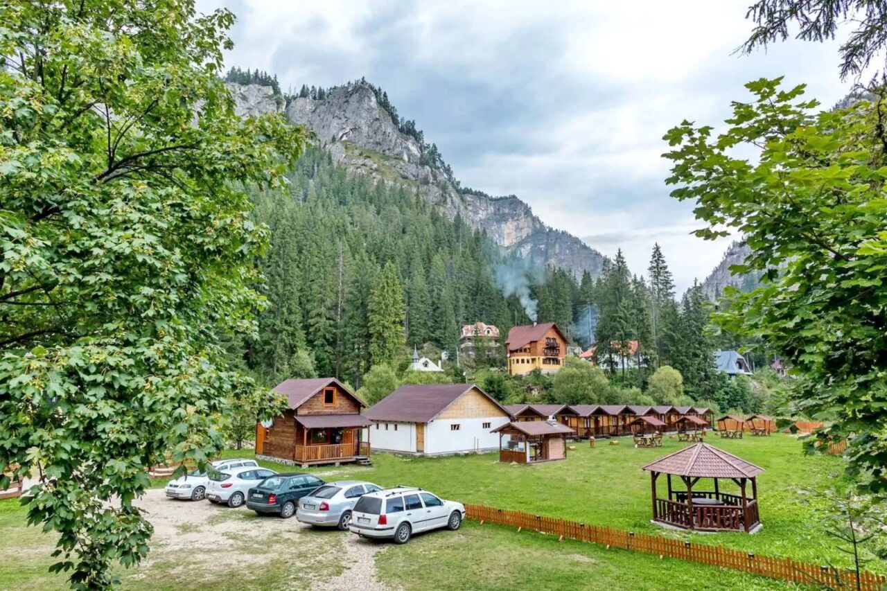 Locul din România în care te cazezi fără să plătești. Totul este GRATIS