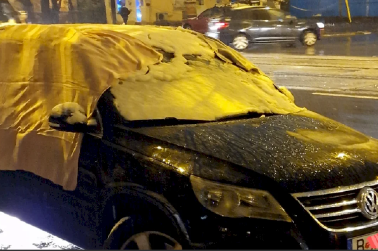 Un bucureștean a învelit cu pături „mașina zgribulită” a unui „uituc” care a lasat-o „descoperită” în plină ninsoare: „Rar așa ceva! Bravo, om bun”