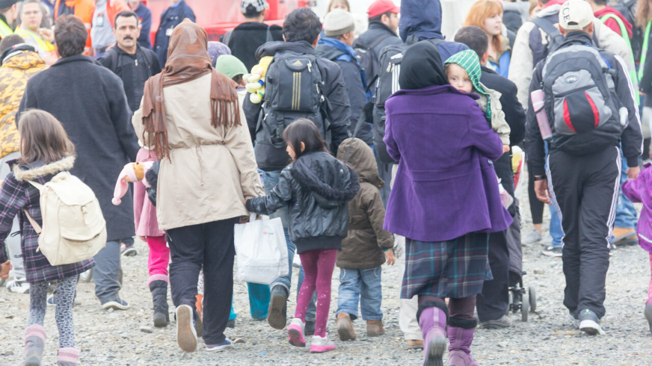 Percheziții în cinci județe, la o rețea care transporta MIGRANȚI pe relația România – Ungaria – Italia. Polițiștii au descins la 38 de adrese
