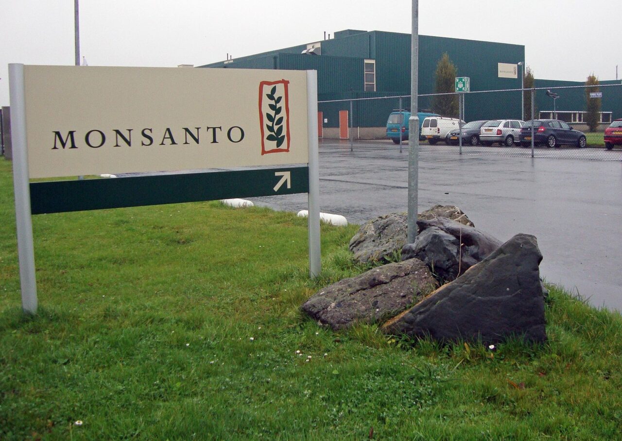 Monsanto trebuie să plătească 857 de milioane de dolari pentru expunerea unor elevi și părinți la substanțe poluante