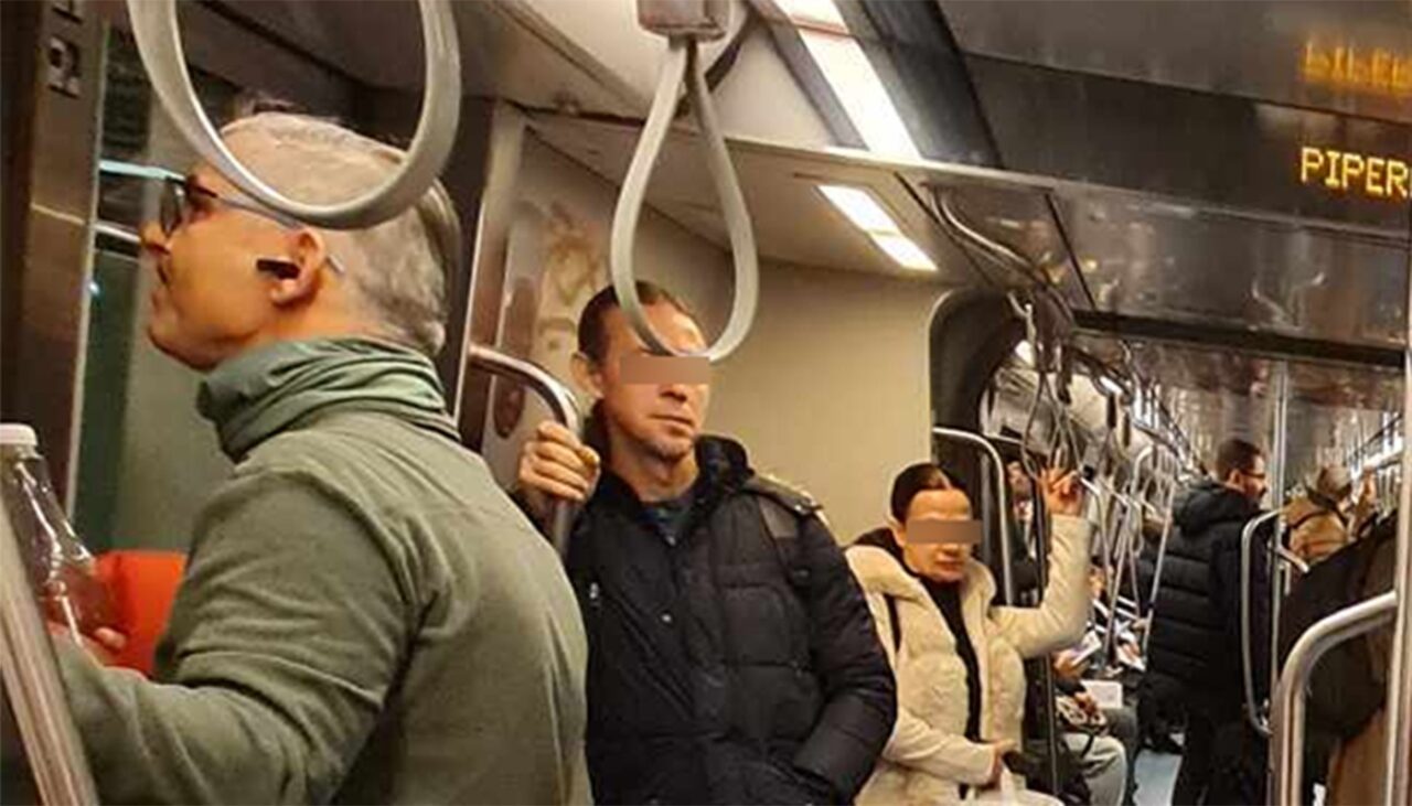 Cine a intrat în METROU, la Piața Victoriei. Când l-au văzut, bucureștenii și-au scos telefoanele și i-au făcut poze