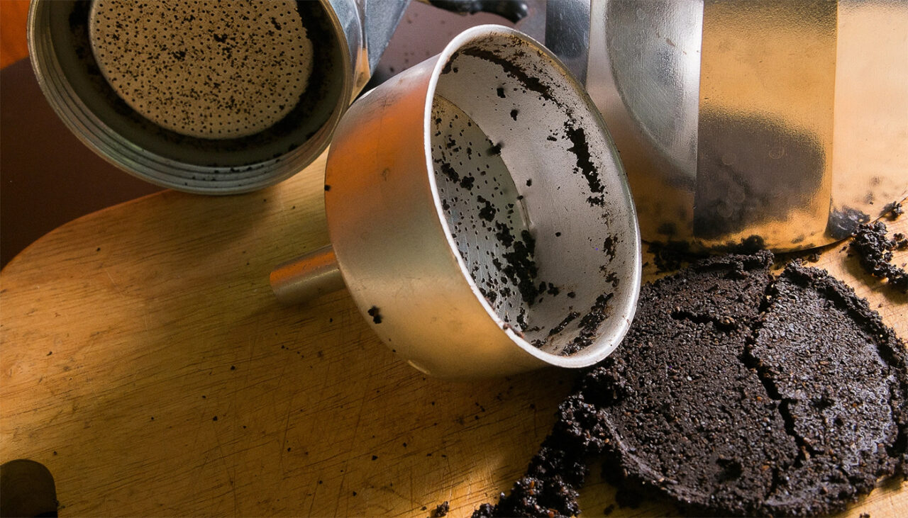 Aruncați ZAȚUL de cafea? Mare greșeală. La ce este bun, de fapt