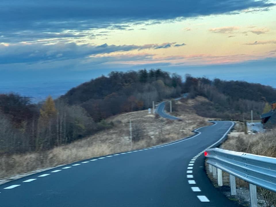 Cum arată TRANSAPUNEANA, drumul spectaculos peste Munții Moților. Priveliștile de vis îți taie respirația. Când se deschide circulației?