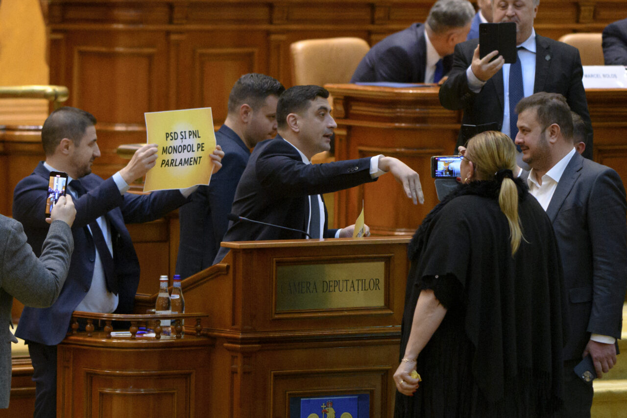VIDEO | FILMUL SCANDALULUI Simion, către Șoșoacă: Nu ești așa sexi / Senatoarea îl acuză pe liderul AUR că dă în femei