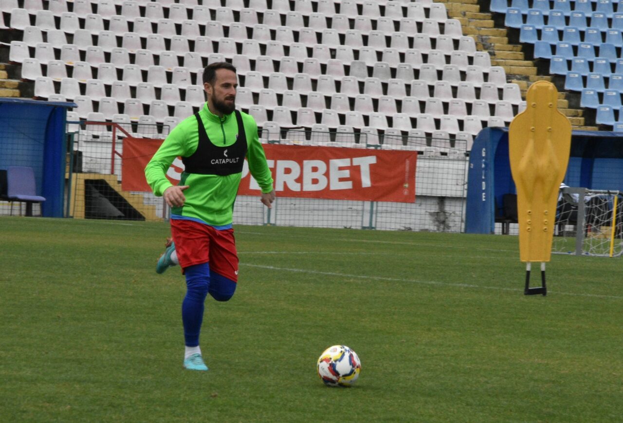 Fotbalistul care vorbește cinci limbi străine și VREA în prima ligă