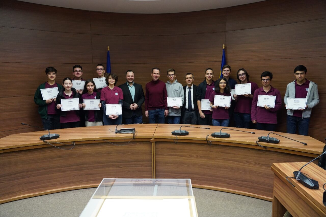 FOTO | Premii de câte 10.000 de lei pentru elevii olimpici din Sectorul 3