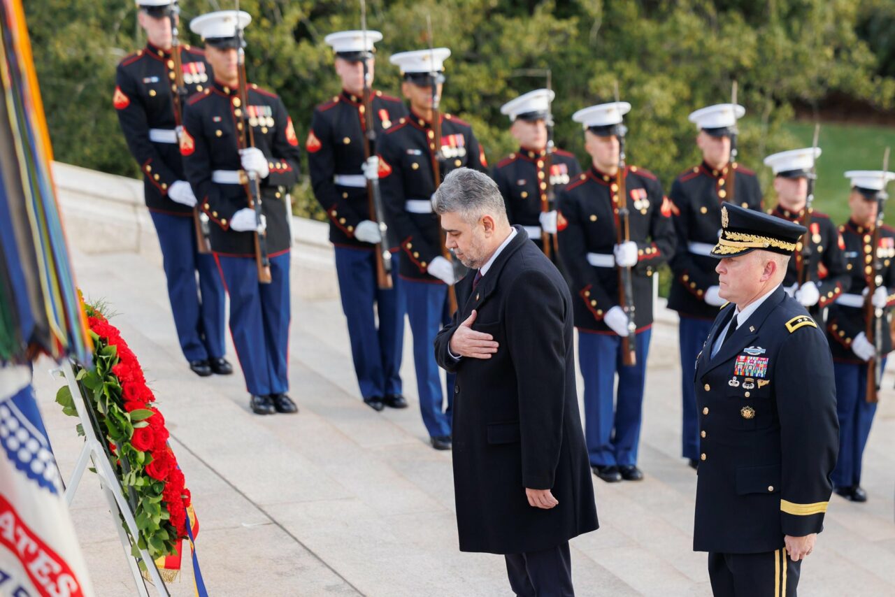 VIDEO | Premierul Marcel Ciolacu a depus o coroană de flori la Cimitirul Arlington din Washington