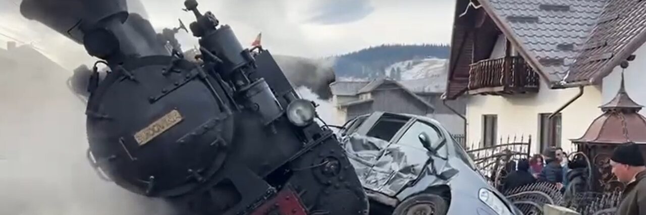 Trenul turistic Mocănița s-a RĂSTURNAT, după impactul cu o mașină. Momente de spaimă pentru turiști – VIDEO