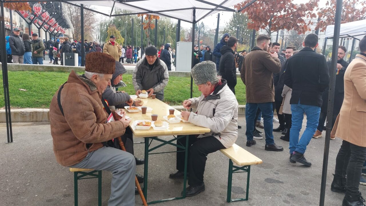 1000 de porții de fasole cu cârnați la Slatina